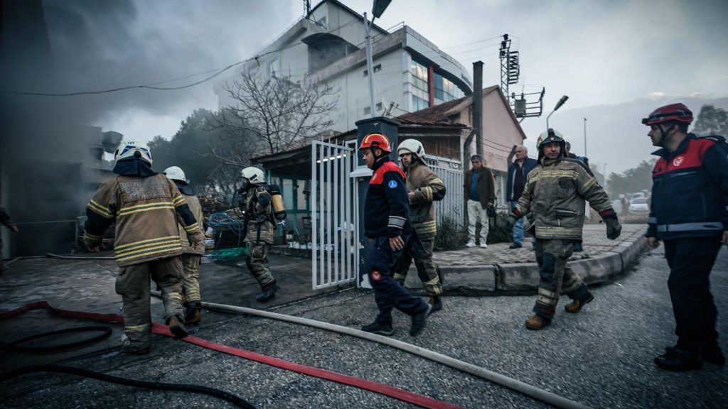 Bornova’daki fabrika yangını söndürüldü
