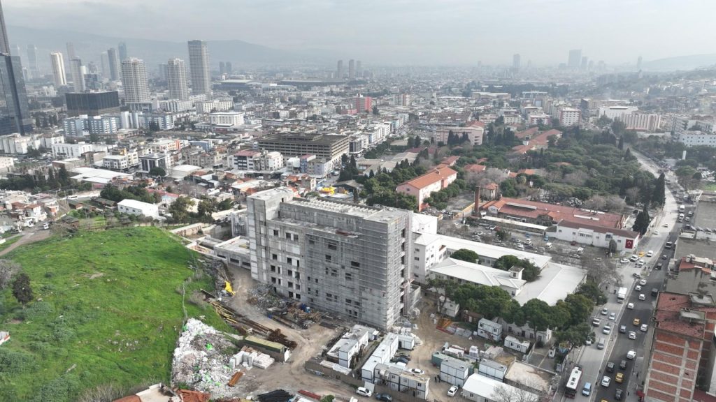 Eşrefpaşa Hastanesi’nin yeni ek hizmet binasında çalışmalar sürüyor