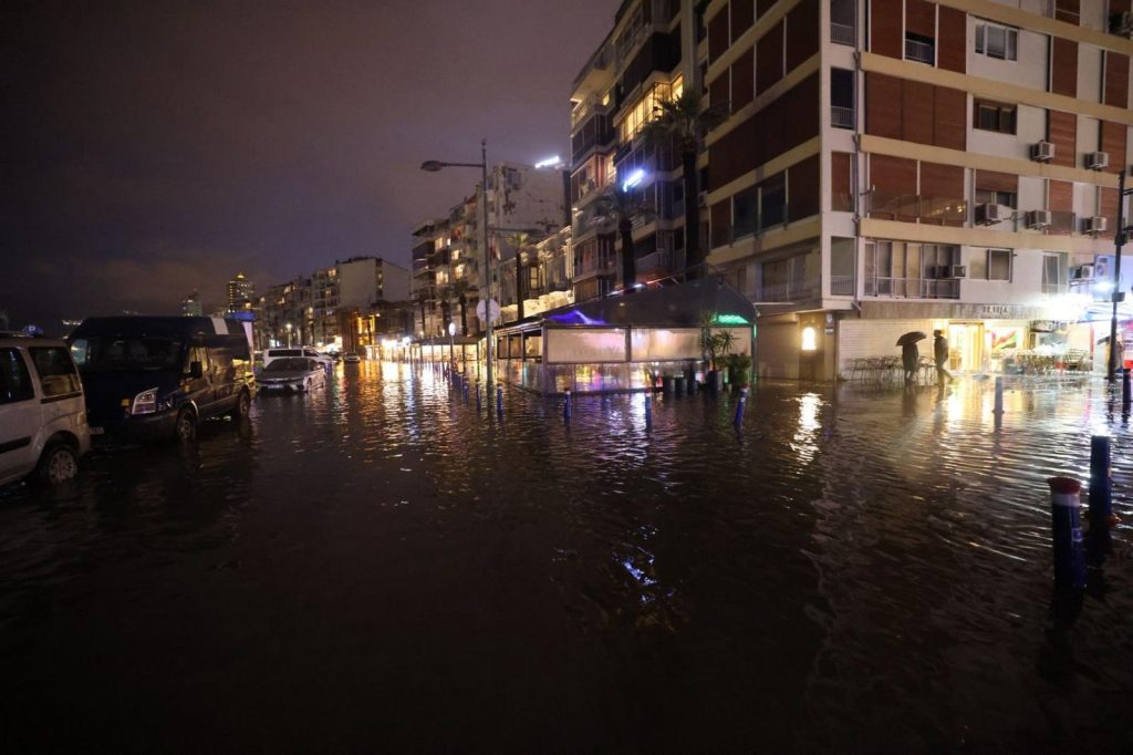 İzmir’de deniz seviyesi 85 santimetreye ulaştı