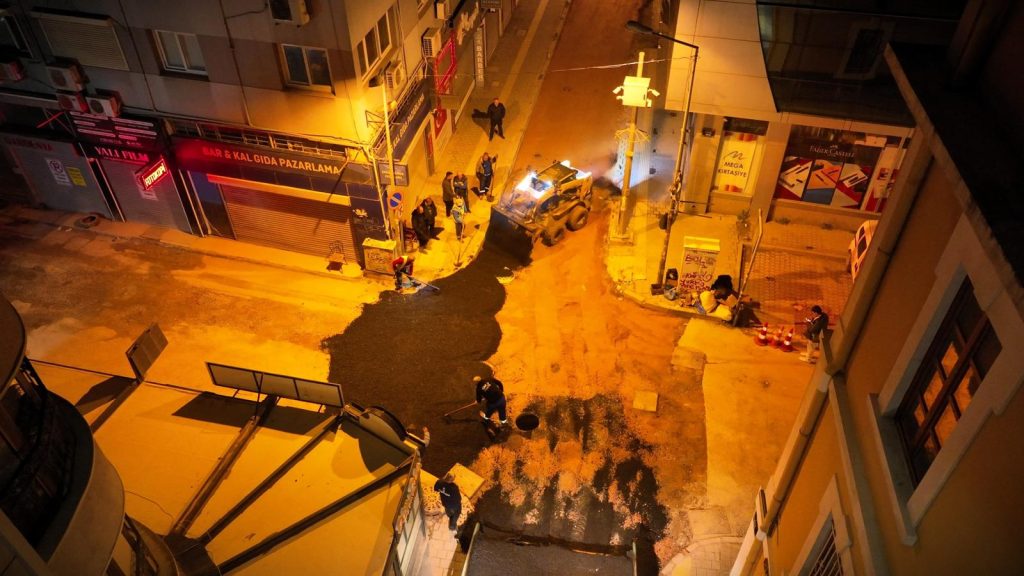 Alsancak’ta asfalt mesaisi! Yağmurda çileye dönen sokaklar şimdi kapatılıyor