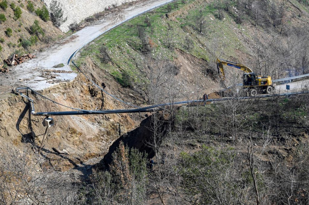 Büyükşehir ekipleri Ödemiş’te çöken yolda onarıma başladı