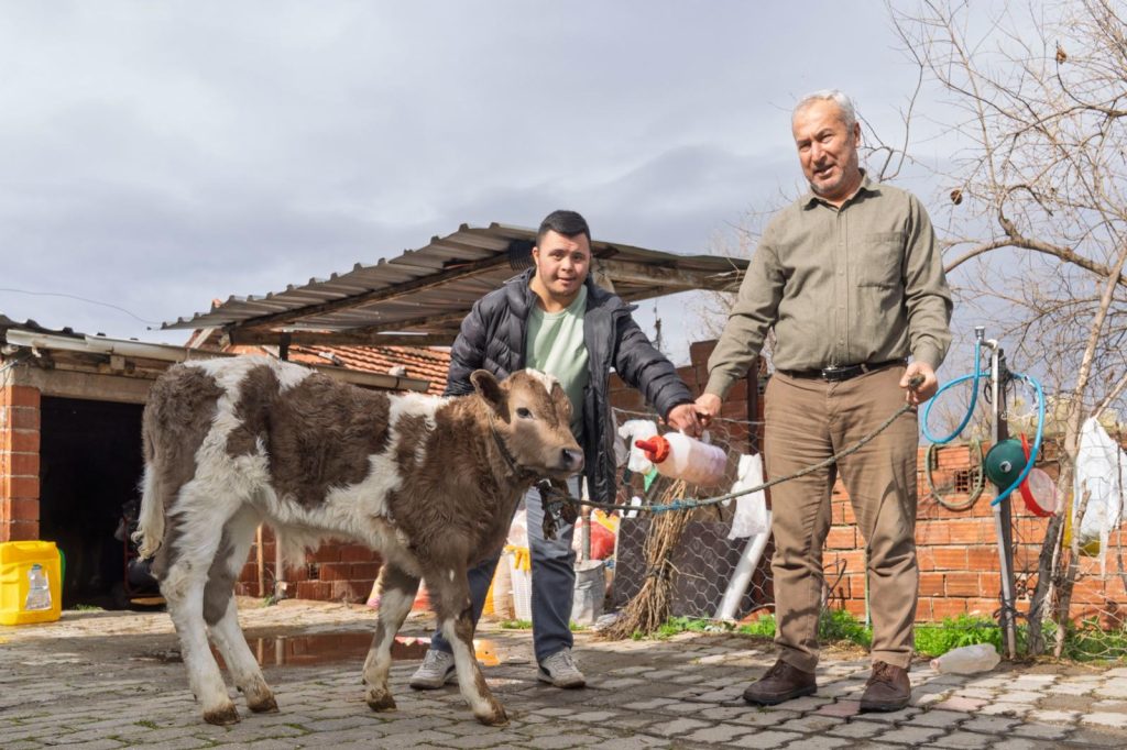 Çiftçiye buzağı kiti ve dezenfektan desteği