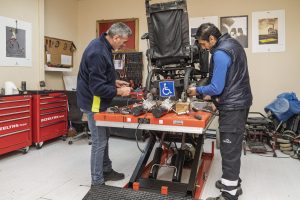 İzmir’de Engelli Yurttaşlara Ücretsiz Tekerlekli Sandalye Bakım ve Onarım Hizmeti