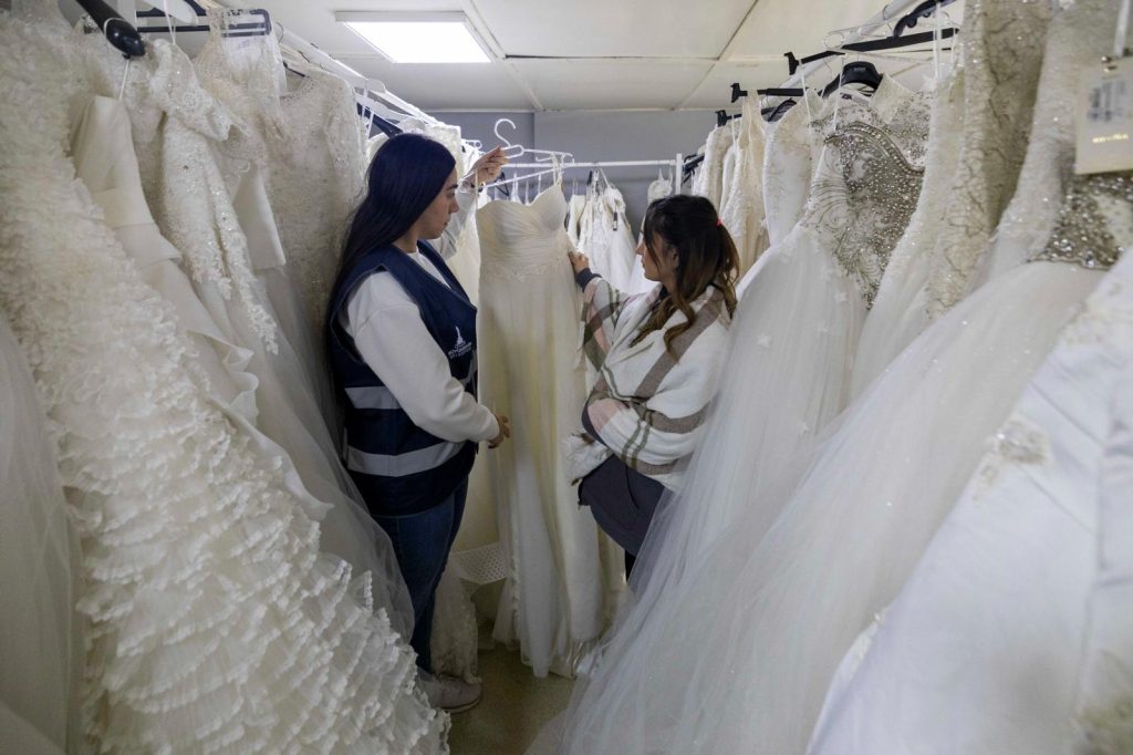 İzmir’de İhtiyaç Sahibi Çiftlere Ücretsiz Gelinlik ve Damatlık Desteği