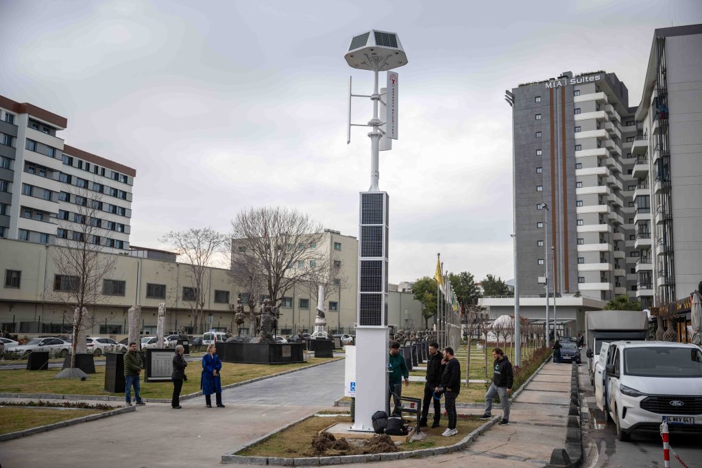 Bornova’da Hibrit Enerji Direği Hizmete Alındı