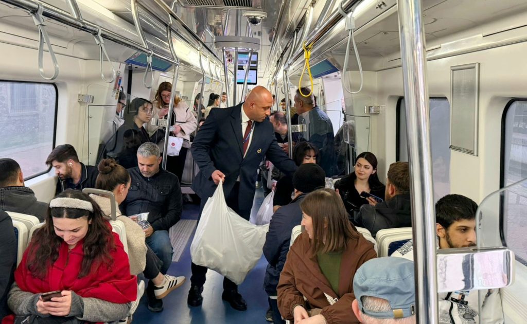 İZBAN Trenlerinde Ramazan İftarlığı Dağıtıldı