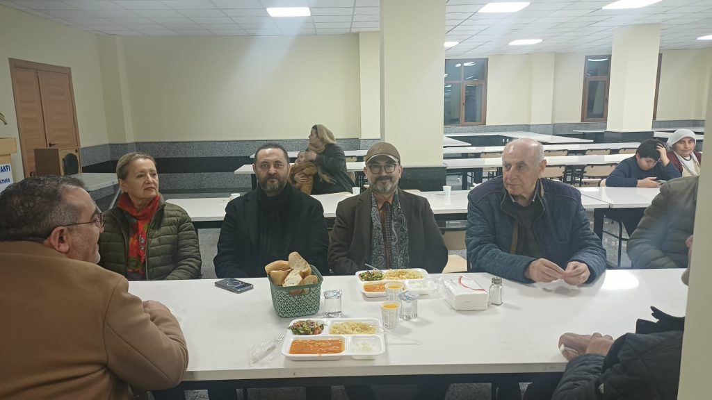 AK Partili Ünal Cemevi’nde canlarla lokma paylaştı