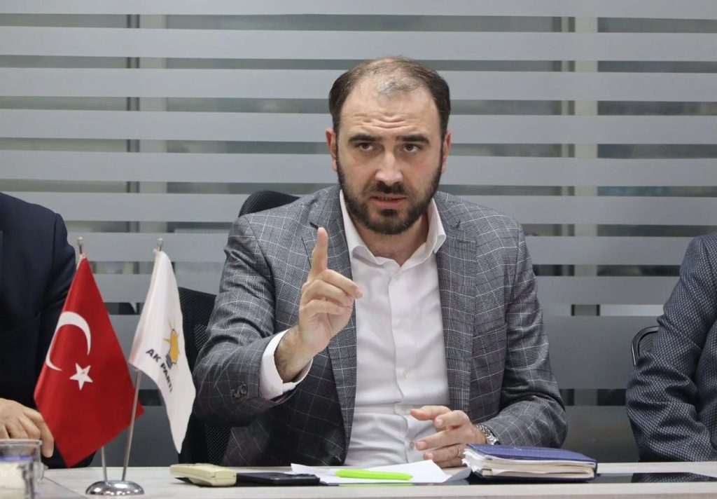 AK Parti Gaziemir İlçe Başkanı Yaşadı’dan mevkidaşı Şırlancı’ya sert yanıt!‘’ Pazaryerinde bir tuvalet sorununu dahi çözemiyorsunuz!”