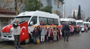 İzmir’de servis araçları da bayraklarla süslendi