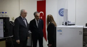 Ege İhracatçı Birlikleri’nden Ege Üniversitesi’ne laboratuvar altyapısı bağışı