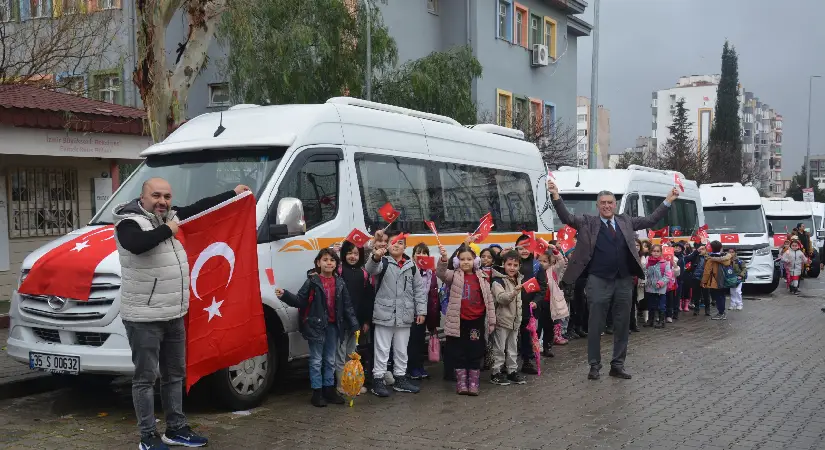İzmir’de servis araçları da bayraklarla süslendi