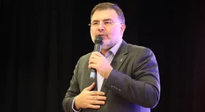 Saygılı, altyapı mağduriyeti yaşayan esnafa destek vererek Büyükşehir’i eleştirdi: Her yağmurda aynı manzara