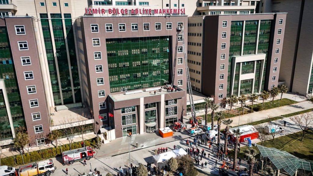 İzmir Adliyesi’nde bomba tatbikatı!