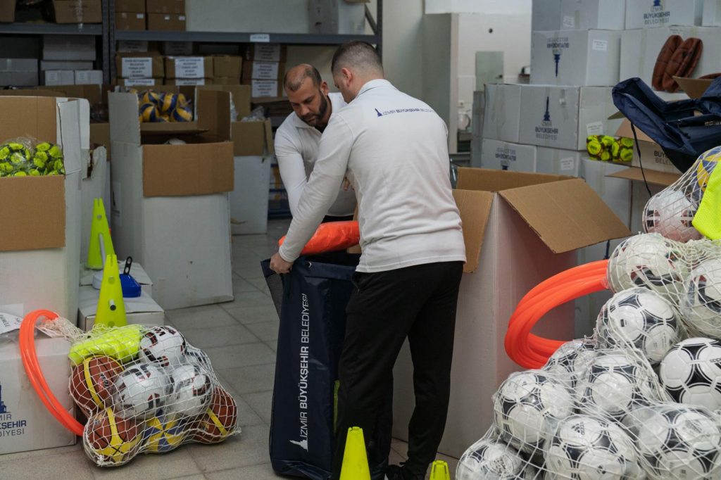 İzmir’de amatör spor kulüplerine 5 milyon liralık malzeme desteği