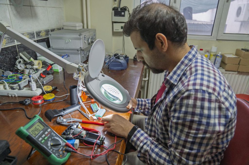 Asperger sendromlu, Biyomedikal Yüksek Mühendisi, tıbbi cihazların bakımını yapıyor