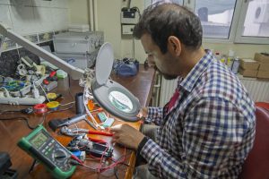 Asperger sendromlu, Biyomedikal Yüksek Mühendisi, tıbbi cihazların bakımını yapıyor