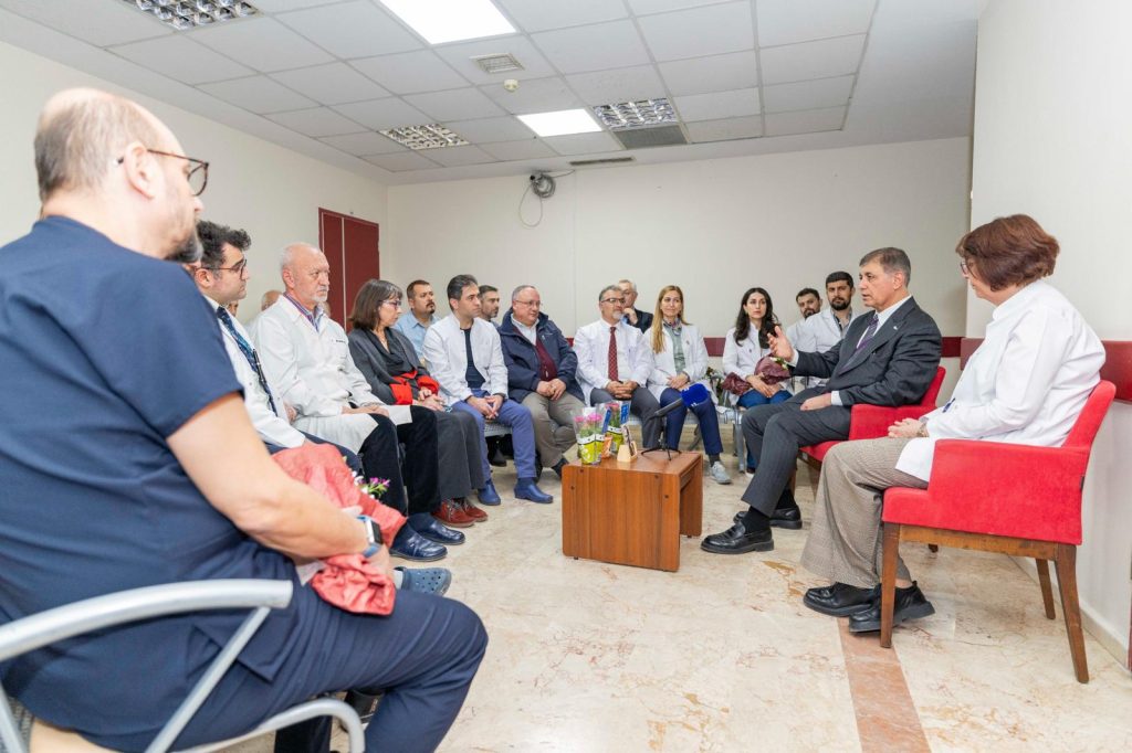Başkan Tugay, Eşrefpaşa Hastanesi’nde Tıp Bayramı’nı kutladı