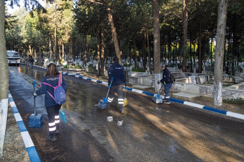 İzmir’deki Mezarlıklarda Bayram Öncesi Kapsamlı Bakım