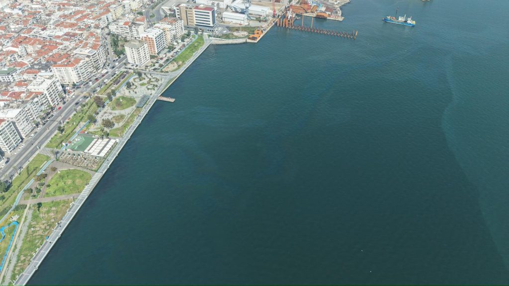 Büyükşehir, havadan körfez kirliliğini belirledi