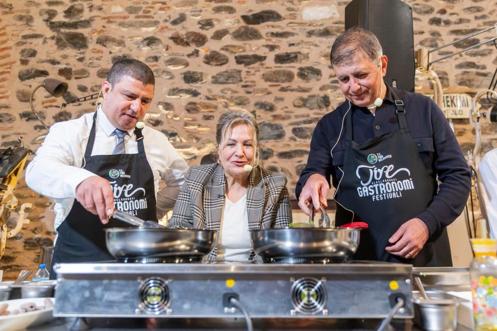 Tugay Tire’de önlük giydi, mutfağa girdi, yemek yaptı