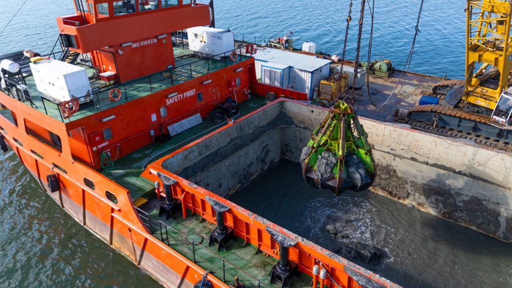 İzmir Körfezi’nden 1 milyon ton çamur çıkarıldı