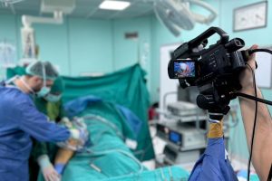 Menisküs cerrahisinde tarihi gün! Türkiye’de bir ilk DEÜ’de canlı ameliyatla gerçekleşti