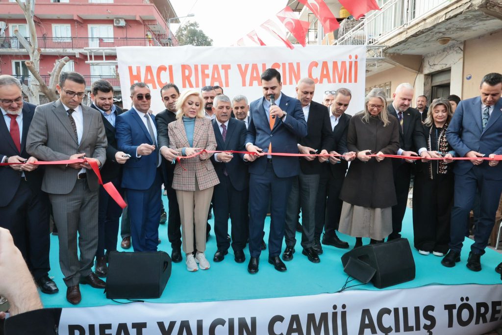 Menemen’de Hacı Rıfat Yalçın Camii ibadete açıldı, binler aynı sofrada buluştu