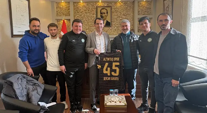 Altıntaşspor Kulübü yöneticileri ve futbolcuları Kaymakam Sakarya’yı ziyaret etti