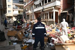 Karabağlar’da “Çöp Ev” Operasyonu: 12 Kamyon Atık Çıkarıldı