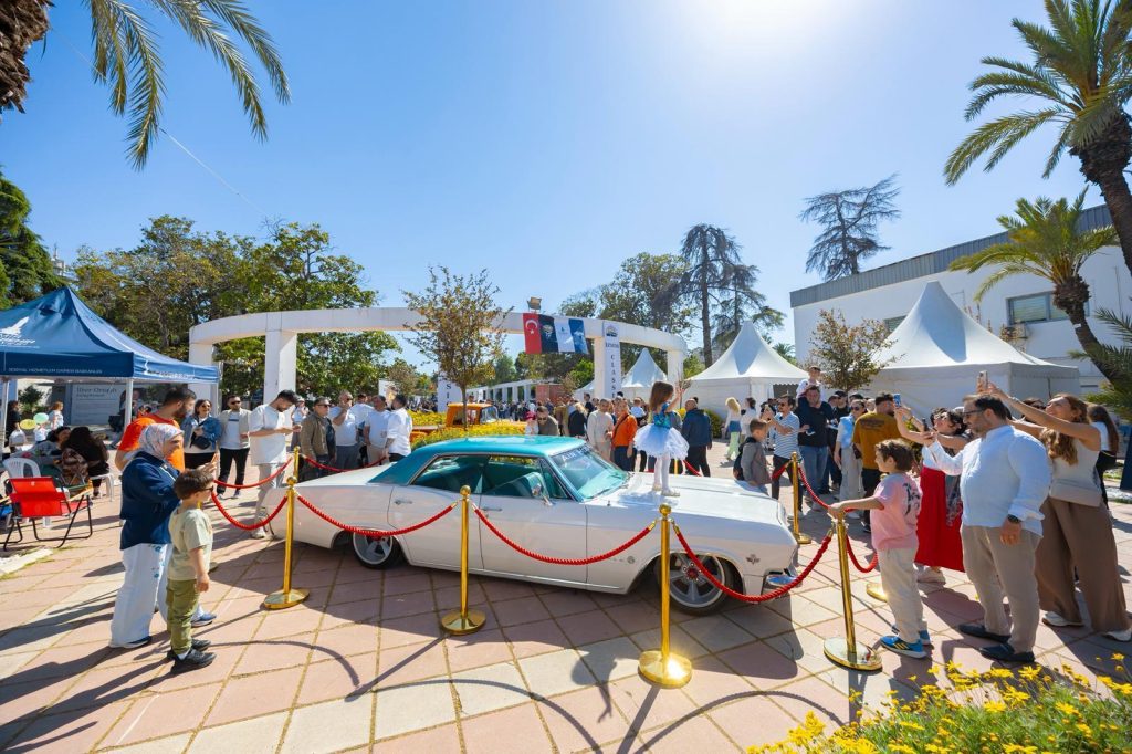 Klasik otomobil sergisi İzmir’de yoğun ilgi gördü
