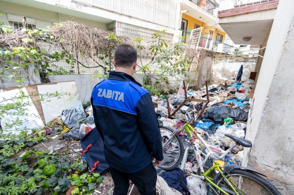 Karşıyaka’da çöp eve müdahale: 3 ton atık çıkarıldı