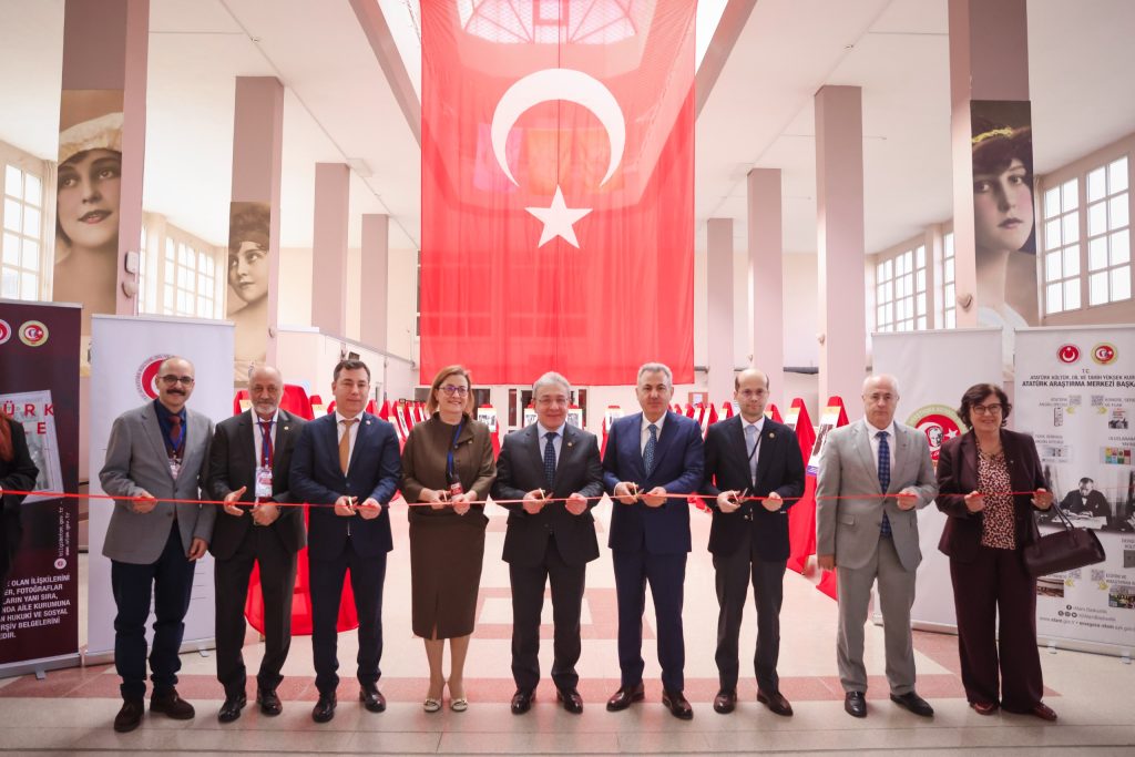 DEÜ Ev Sahipliğinde “Uluslararası Aile Sempozyumu” Başladı