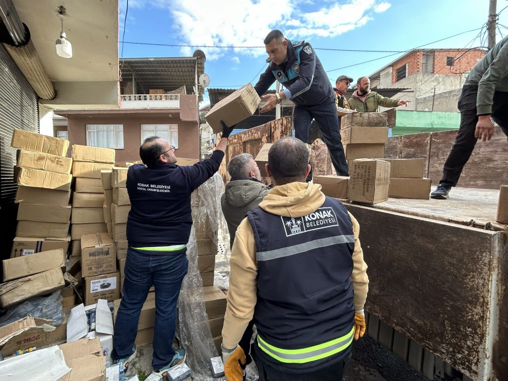 Konak’ta son kullanma tarihi geçmiş ürünlere denetim: 600 koli imha edildi