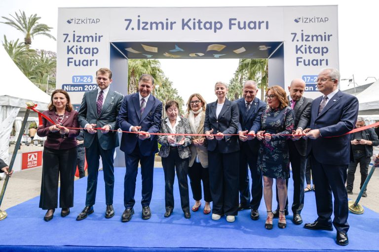 İzmir Kitap Fuarı kapılarını açtı