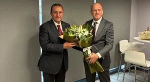 Eski Başkan, Yeni Müdür’den Çiçek Yerine Kızılay’a Bağış Çağrısı