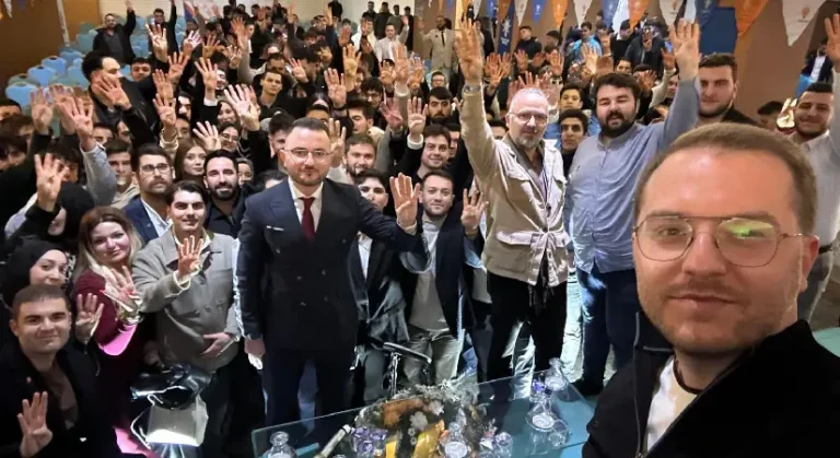AK Parti Gençlik Kolları Başkanı İçelli: “İzmirli Gençler Meslek Fabrikası Eylemlerine İtibar Etmedi”