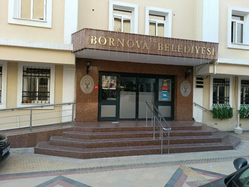 Bornova Belediyesi’nde “Bankamatik Memuru” Operasyonu: Belediye Başkanı ve Bürokratlar Gözaltında