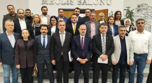 Olaylı meclis sonrası AK Parti Grup Başkanvekili Yıldız, Başkan Tugay’a sert çıktı: Kendisi kartondan kahraman