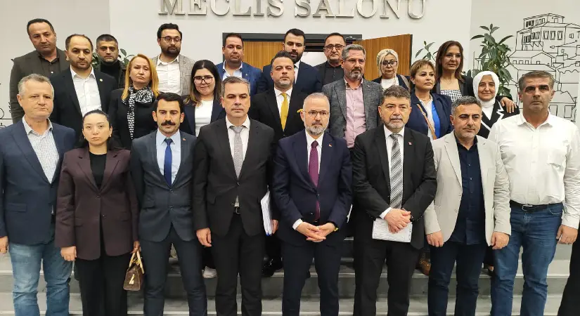 Olaylı meclis sonrası AK Parti Grup Başkanvekili Yıldız, Başkan Tugay’a sert çıktı: Kendisi kartondan kahraman