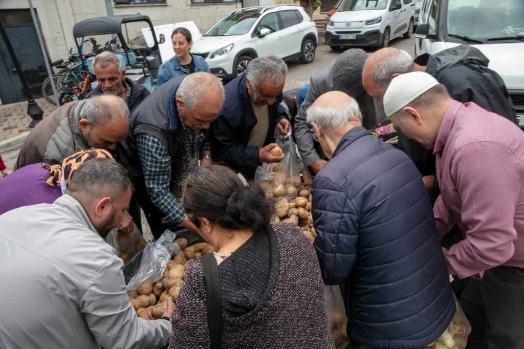 Ücretsiz Patates ve Soğana Vatandaş Akın Etti!