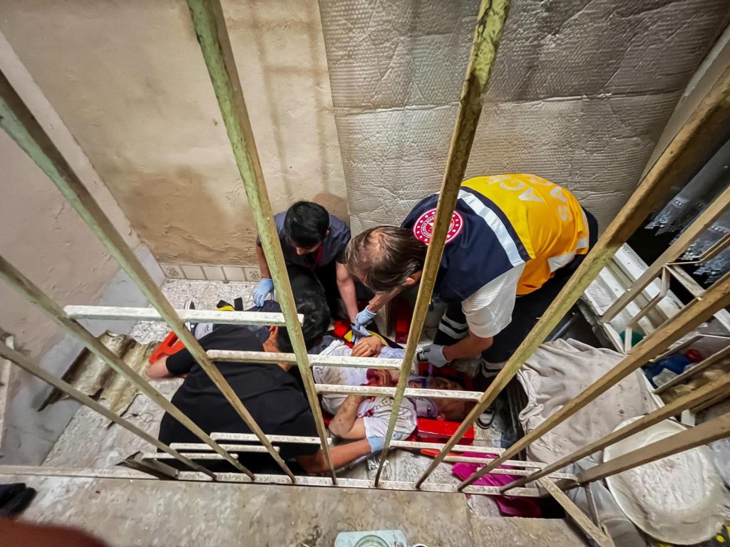 Apartman boşluğuna düşen vatandaş, itfaiye ekipleri tarafından kurtarıldı