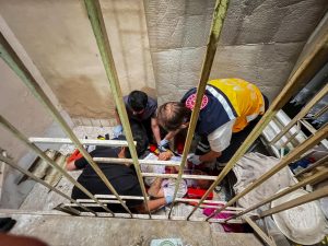 Apartman boşluğuna düşen vatandaş, itfaiye ekipleri tarafından kurtarıldı