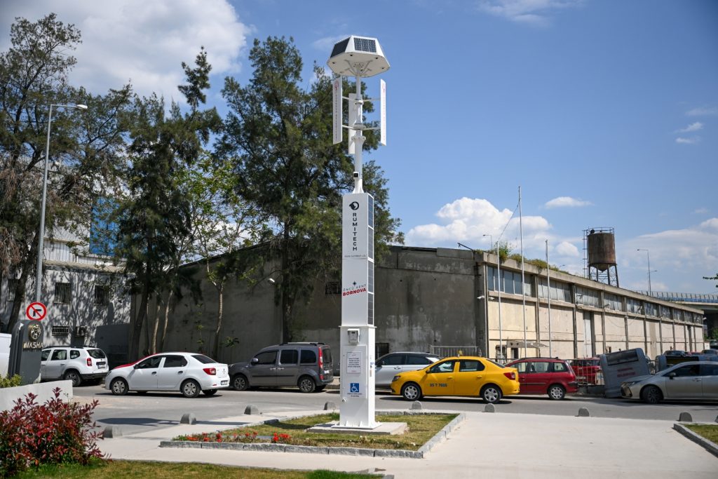 Bornova’da parklara hibrit enerji direkleri kuruldu
