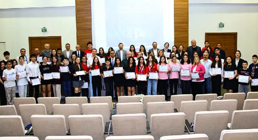 İzmirli Gençler Bilimde Zirveye Çıktı: TÜBİTAK Finallerinde Büyük Gurur
