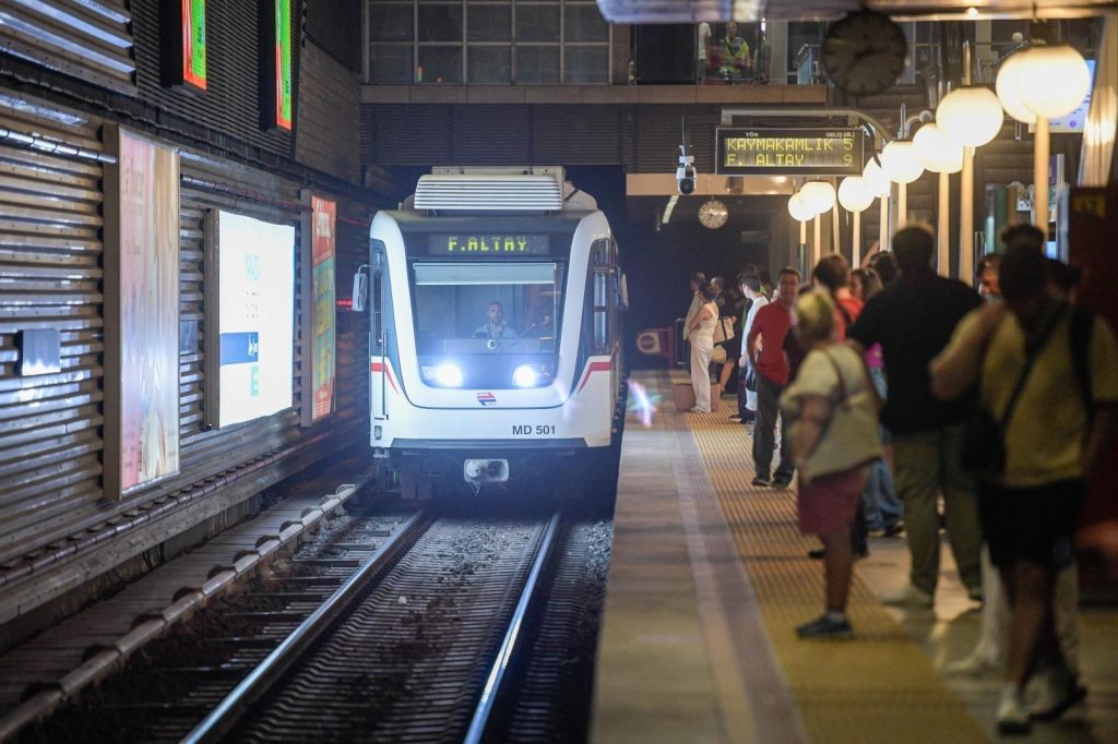 Kablo hırsızlığı girişimi metro seferlerini aksattı