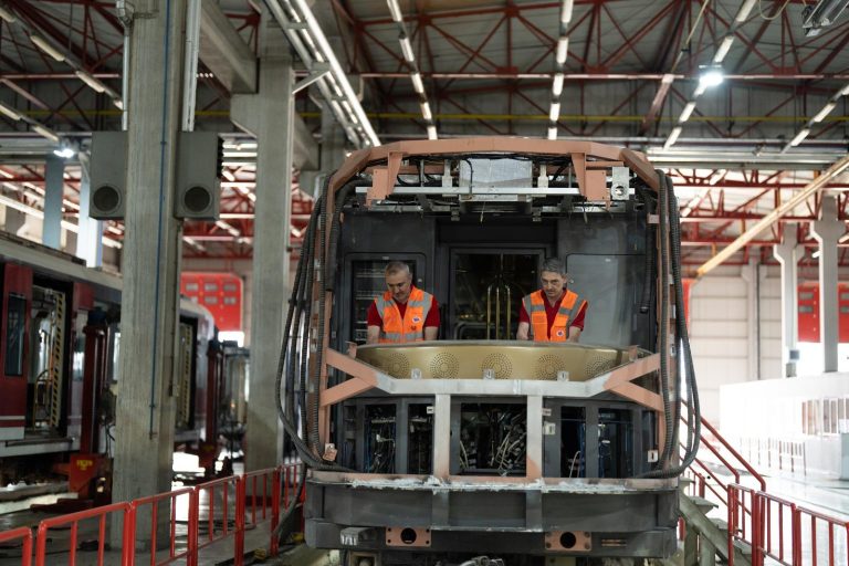 İzmir Metro araçlarını kendi gücüyle yeniliyor