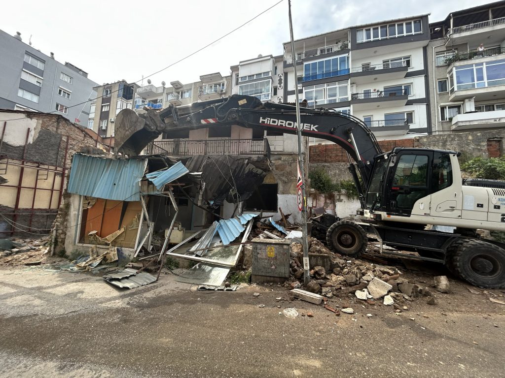Konak’ta metruk bina yıkımları sürüyor: 363 yapı kaldırıldı