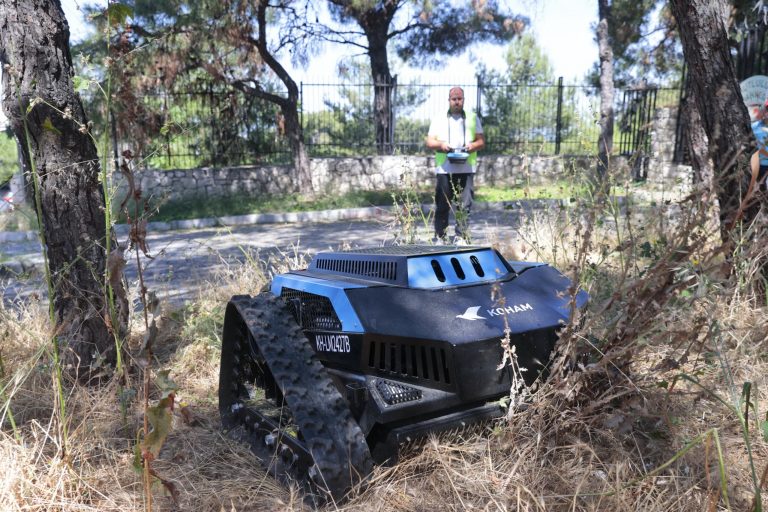 Belediyelerde ot biçme robotları yaygınlaşıyor