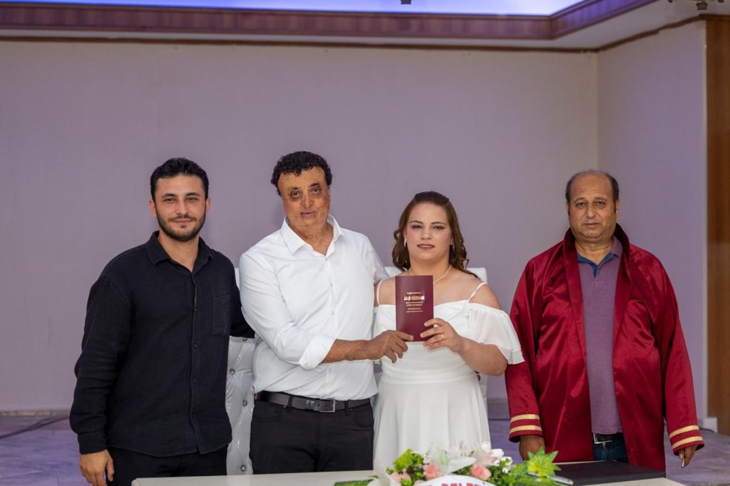 İzmir’de sağır çift işaret dili tercümanı eşliğinde evlendi