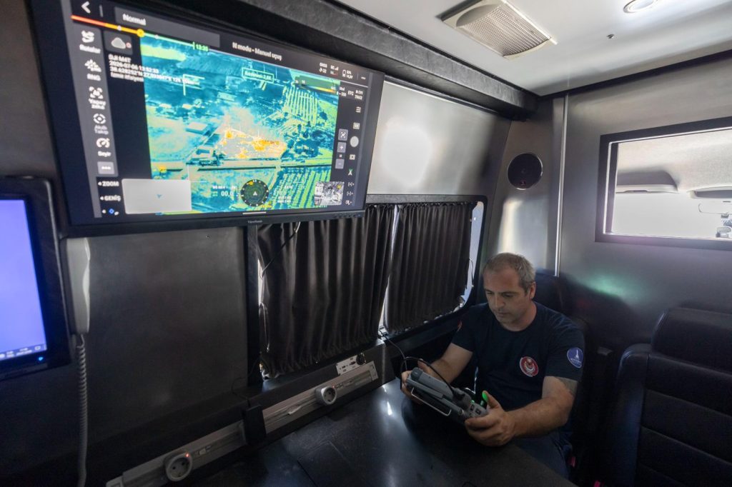 İzmir İtfaiyesi yangın müdahalesinde yapay zekâ destekli dron kullanmaya başladı